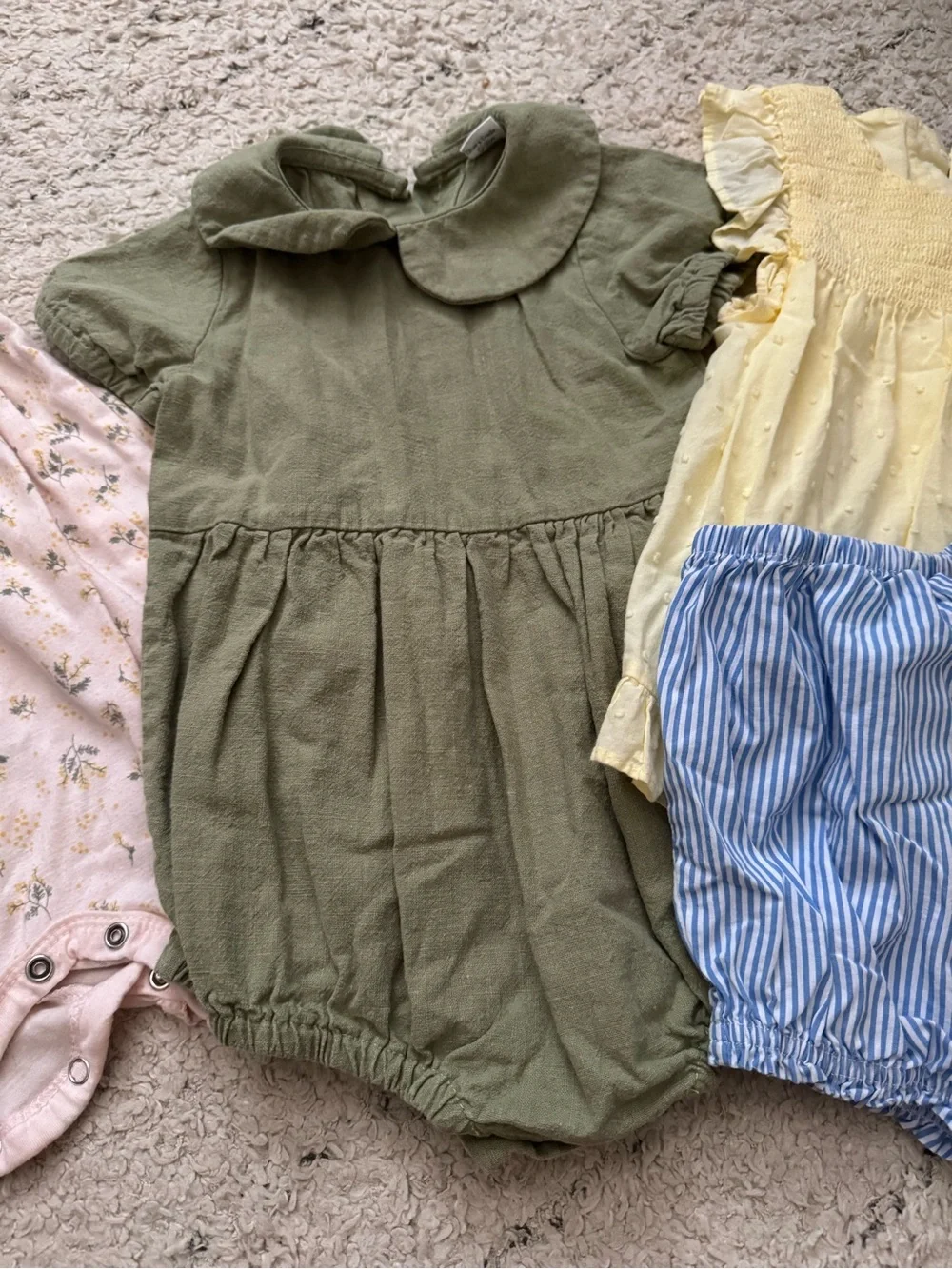 Baby girl bundle 18M. 3 rompers and a two piece set.